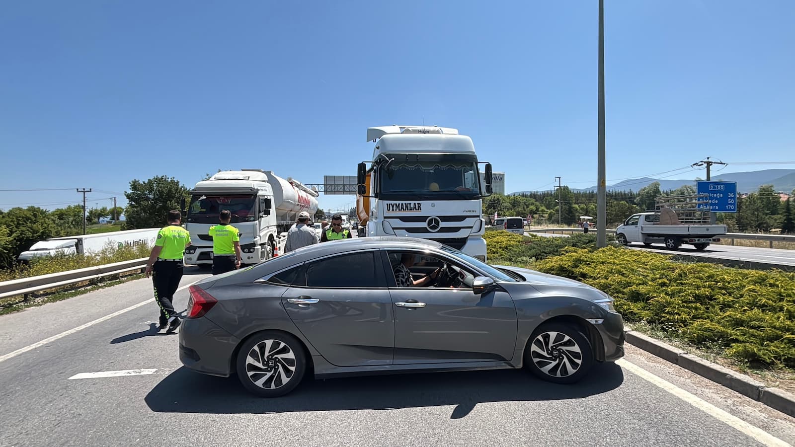 Bolu'da Tır Otomobili 60 Metre Sürükledi22