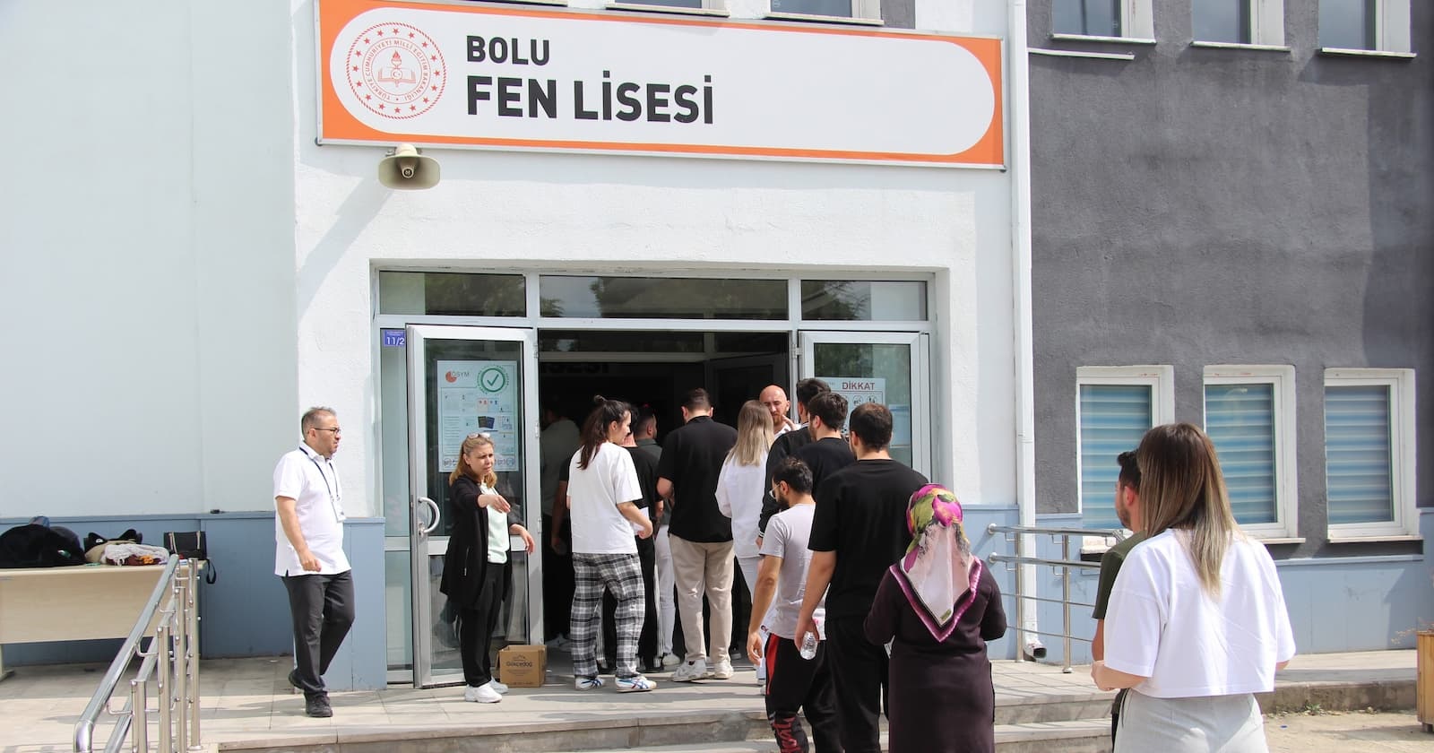 Bolu’da YKS Heyecanı 1 Dakika Geç Kalan Giremedi3