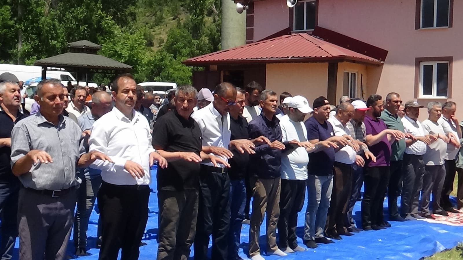 Bolu’da Yüzlerce Kişi Yağmur Duası İçin Semaya El Açtı