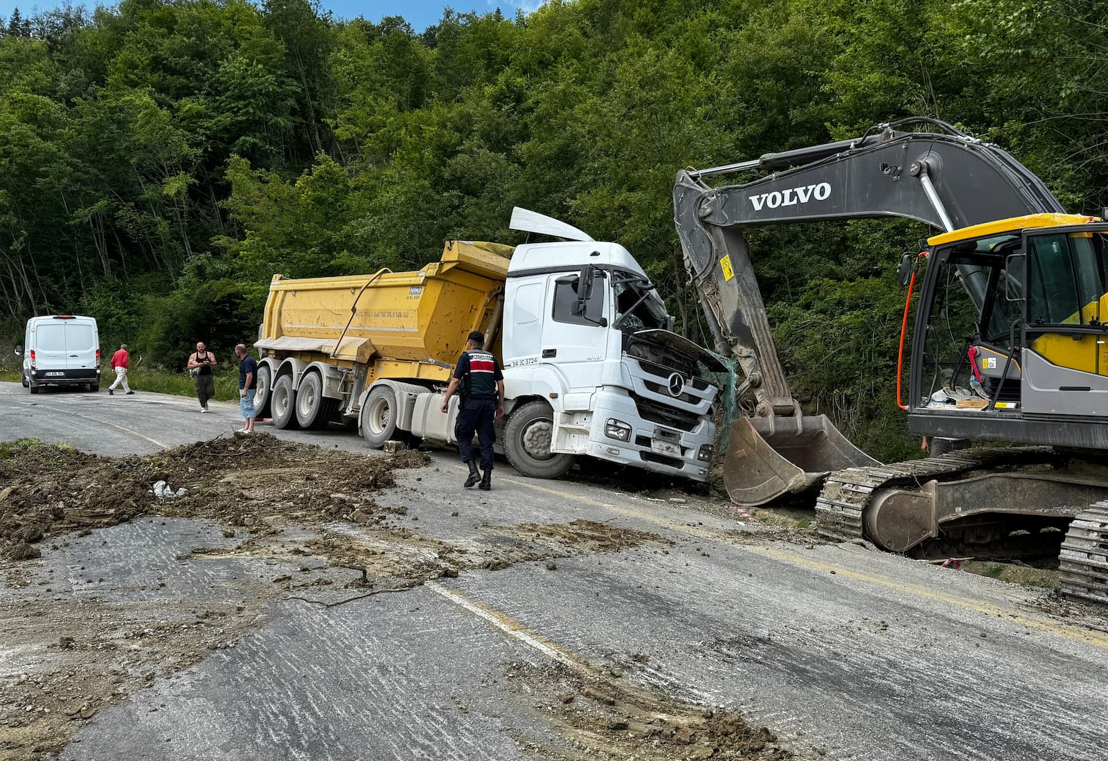 Hafriyat kamyonu devrildi, sürücü hayatını kaybetti