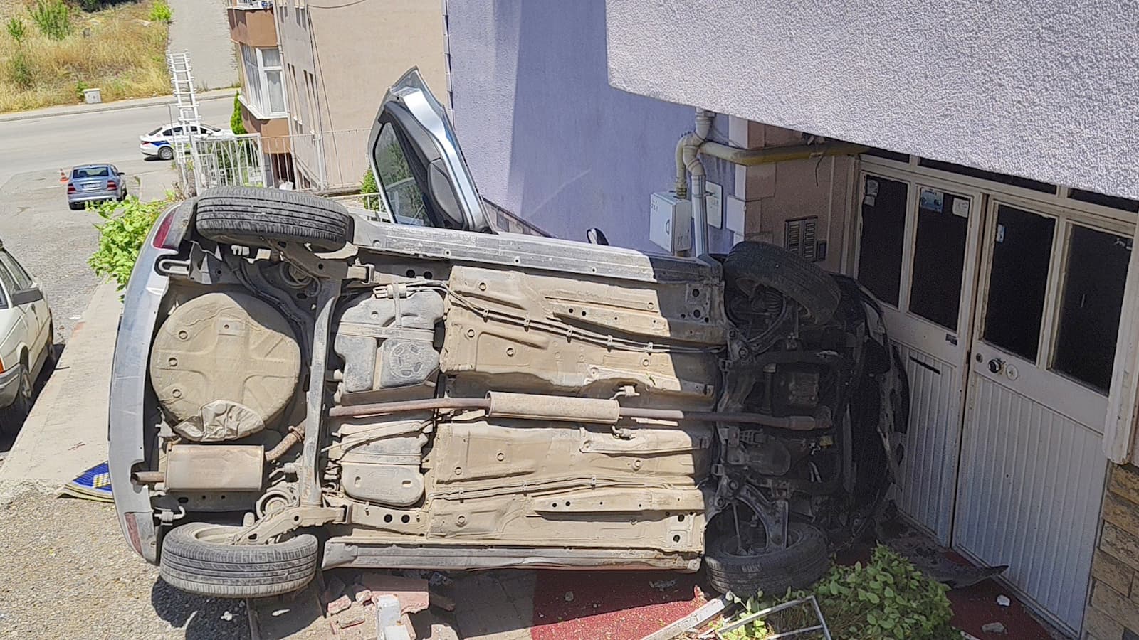 Kontrolden Çıkan Otomobil Apartman Girişine Devrildi 5 Yaralı