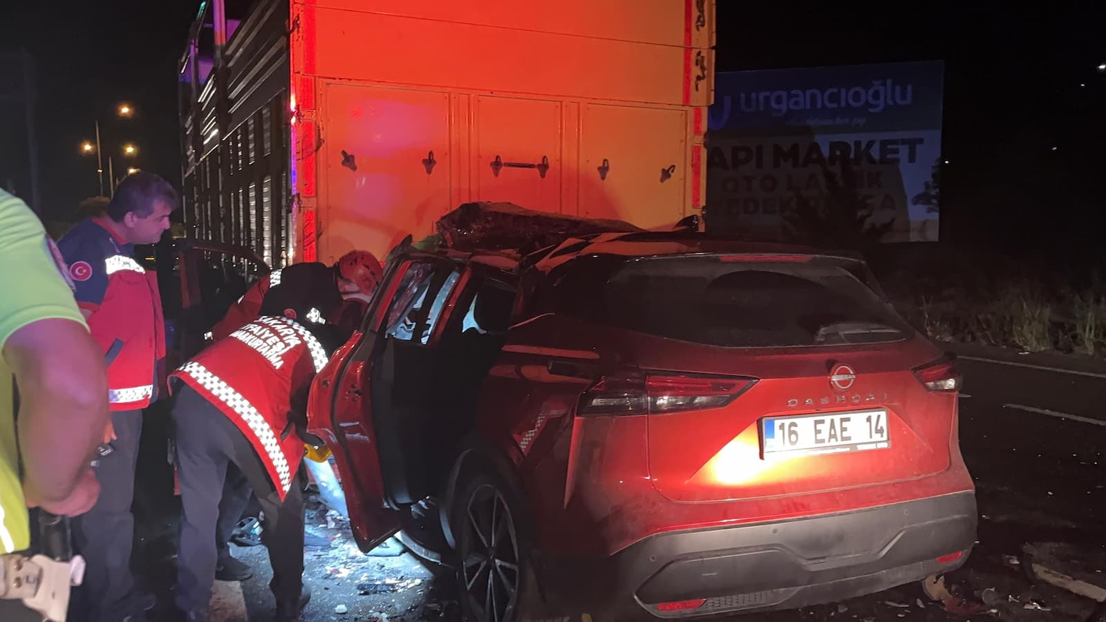 Lüks Cip Kamyona Ok Gibi Saplandı! Sürücü Feci Şekilde Can Verdi