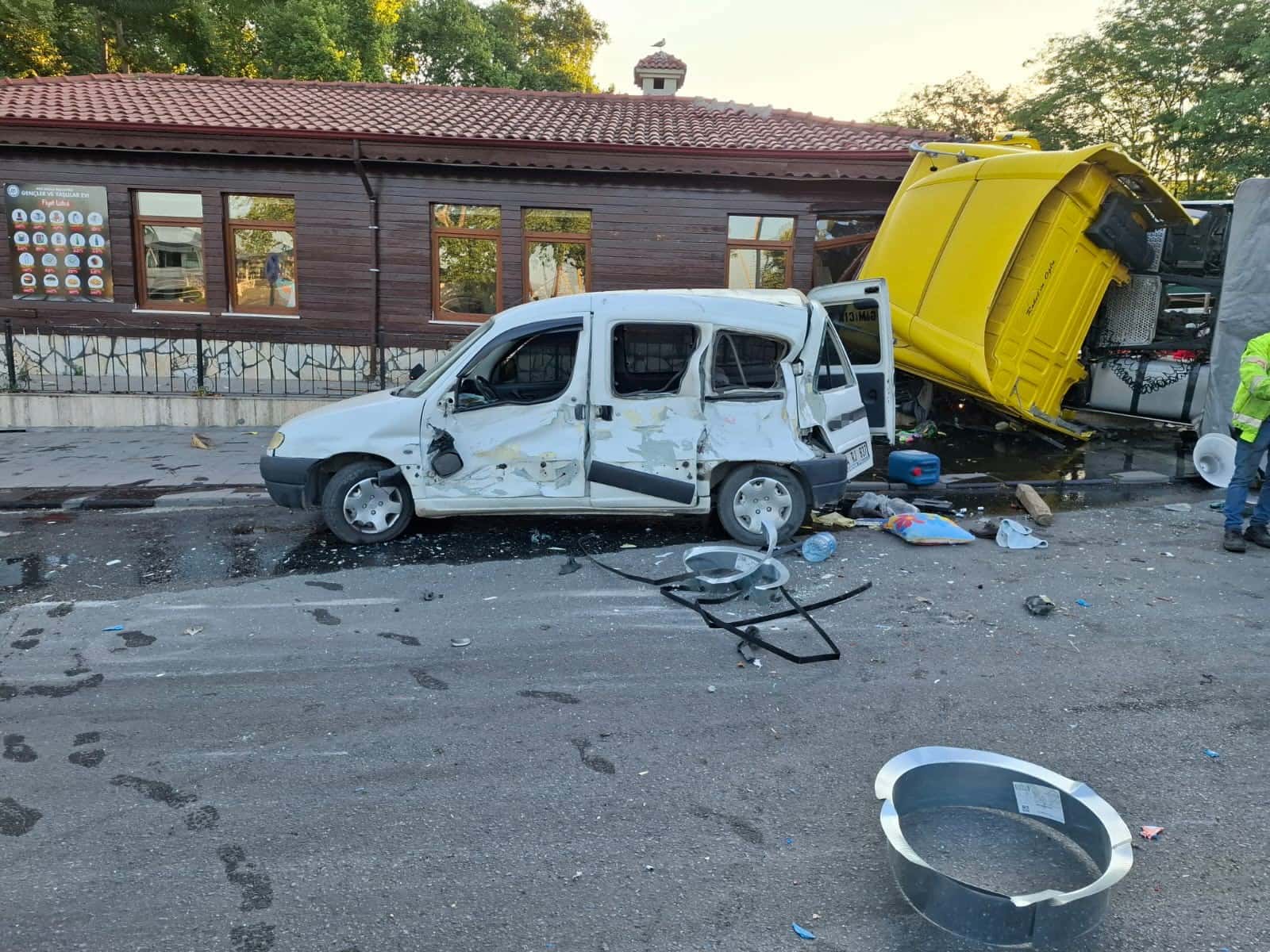 Tır Devrildi Ortalık Savaş Alanına Döndü