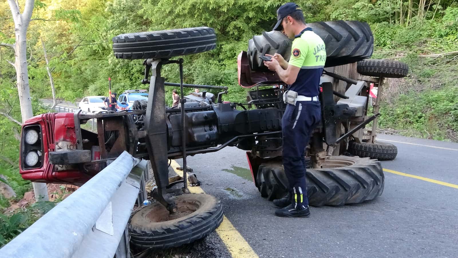 Traktör Devrildi, Sürücü Altında Kaldı Durumu Ağır