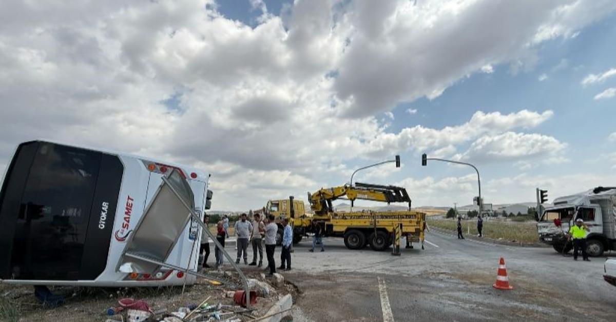 ankara cubukta servis araci devrildi yaralilar var 5jTrwhHb.jpg