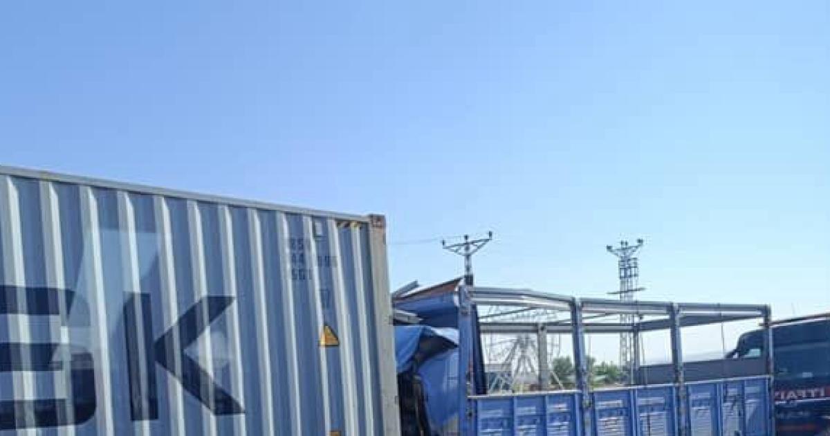 ankara eskisehir karayolunda kamyon tira carpti LnDc3Ts2.jpg