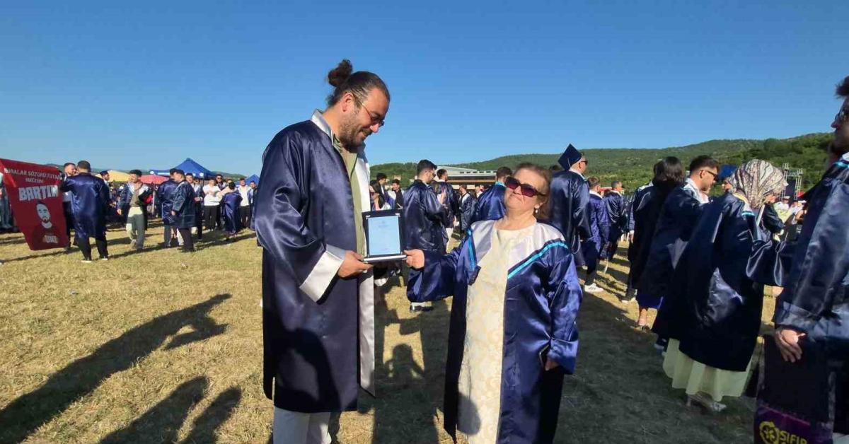 bartinda 40 yil sonra universiteye dondu bolum birincisi oldu BnTWTB2a.jpg