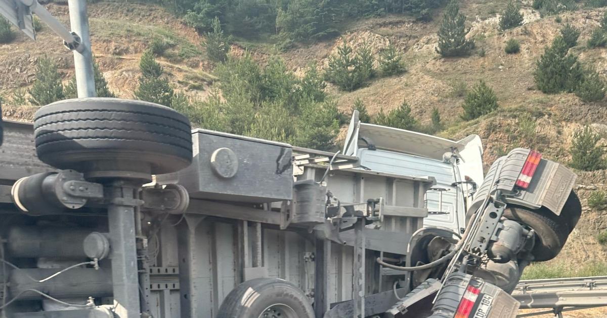 bilecikte tir devrildi ulasim aksadi KtqB4eMM.jpg