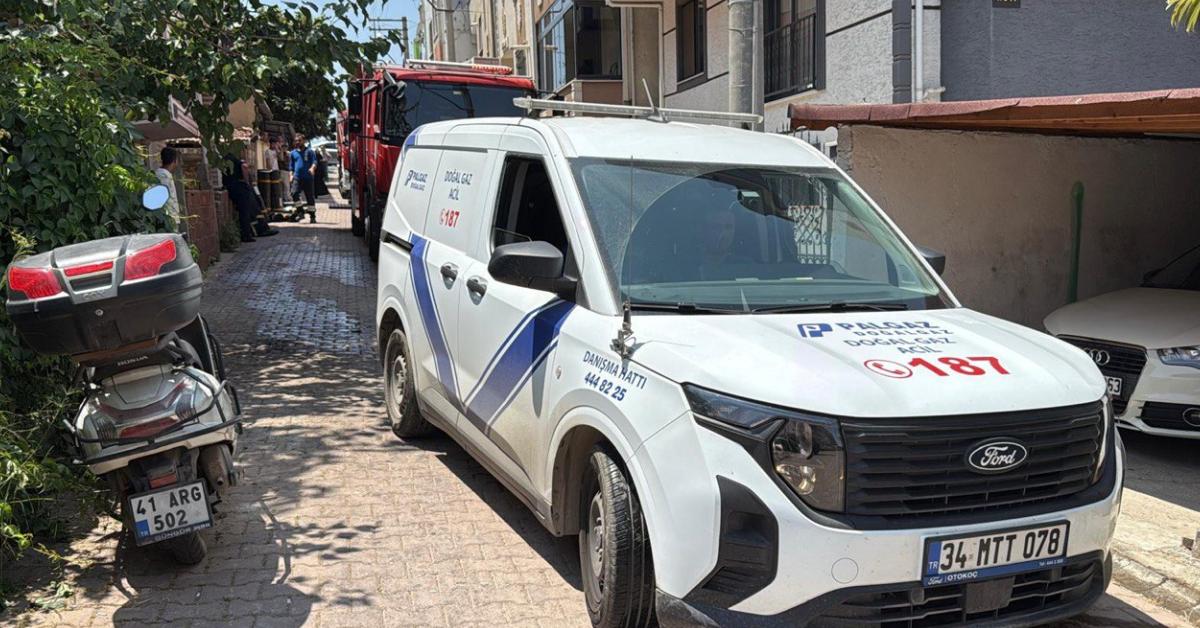 daricada 4 katli binanin catisinda yangin cikti U3MszV3A.jpg