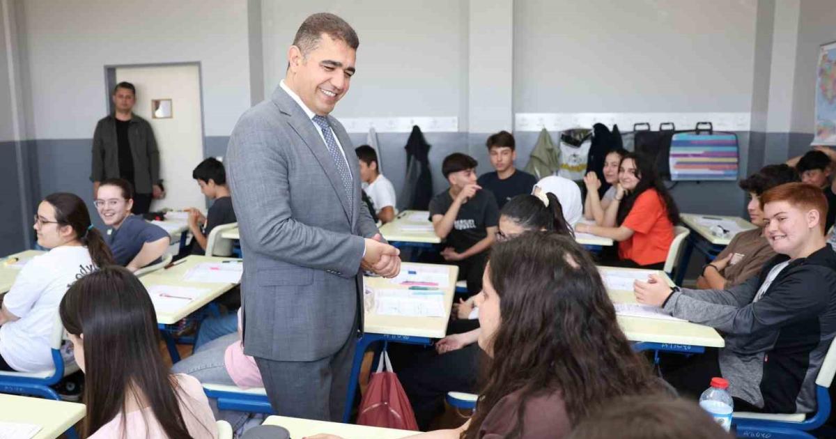 duzce valisi selcuk aslan ortaokul ogrencileriyle bulustu UzQpWxJG.jpg