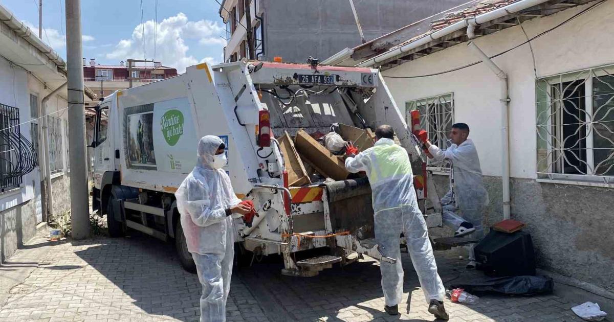 eskisehirde bir evde biriken iki yillik cop yigini temizlendi P83xW8Lc.jpg