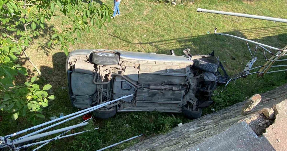 izmitte trafik kazasi korkuluklara carpti GxqsCTV4.jpg