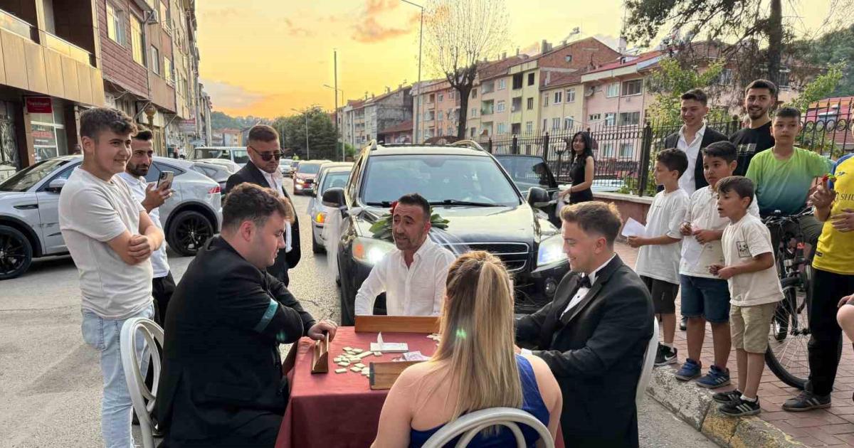 karabuk yenicede dugun konvoyunda okey masasi kuruldu 5pHqlpll.jpg