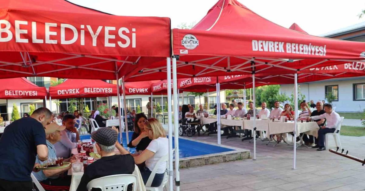 kaymakam muhammet evlice huzurevi sakinleriyle vedalasti O2FHUvTl.jpg