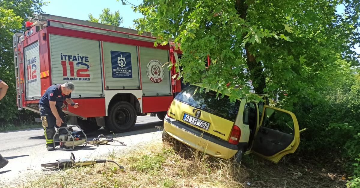 kocaelide agaca carpan otomobildeki cift yaralandi XlEmrIGA.jpg
