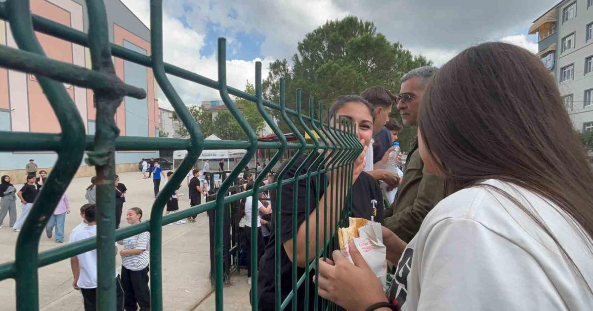 kocaelide ogrenciler velileriyle tel orguler arasindan iletisim kurdu NbkFBnQH.jpg
