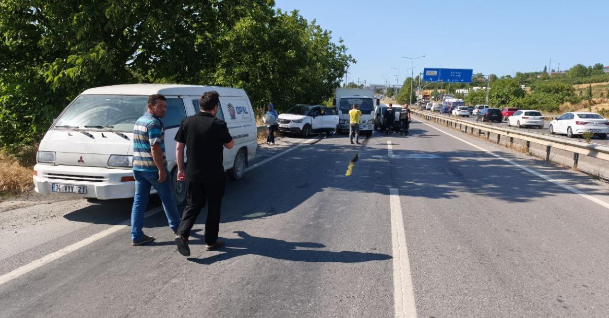 sakarya ferizlide zincirleme kaza 3 yarali KmwADsdE.jpg