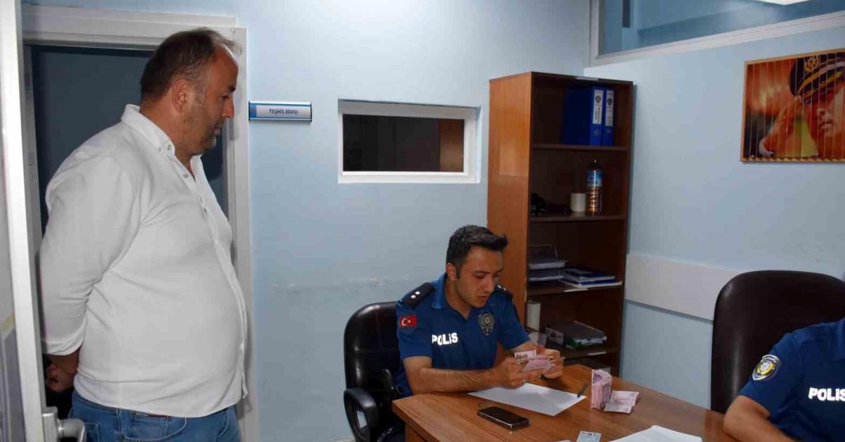 sakarya hendekte buldugu parayi polise teslim etti yW3EPJim.jpg
