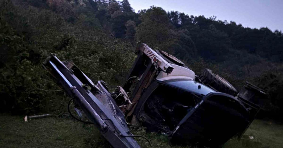 sakarya hendekte is makinesi yamactan yuvarlandi BfUuj6WF.jpg