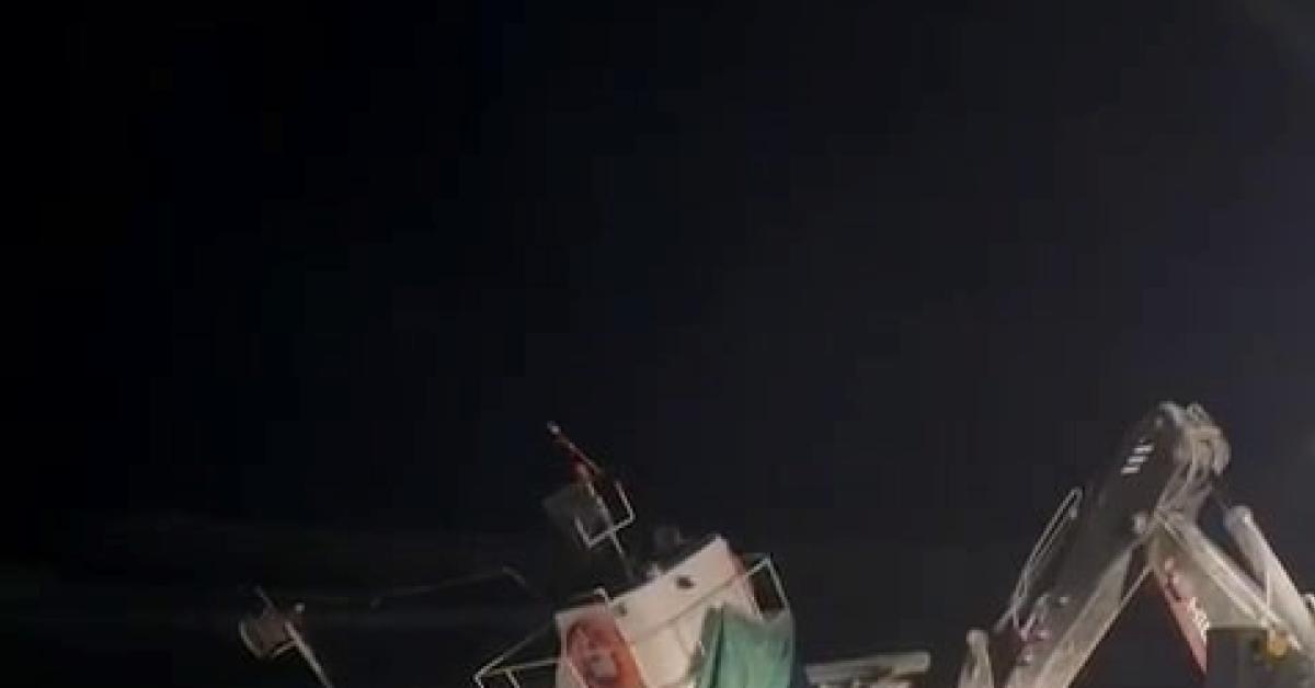 sakarya nehri agzinda balikci teknesi kurtarildi lLHLerZt.jpg