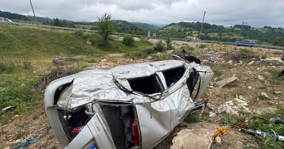 samsun ladikte trafik kazasi sarampole devrilen aracta 4 yarali 18nwkz1H.jpg