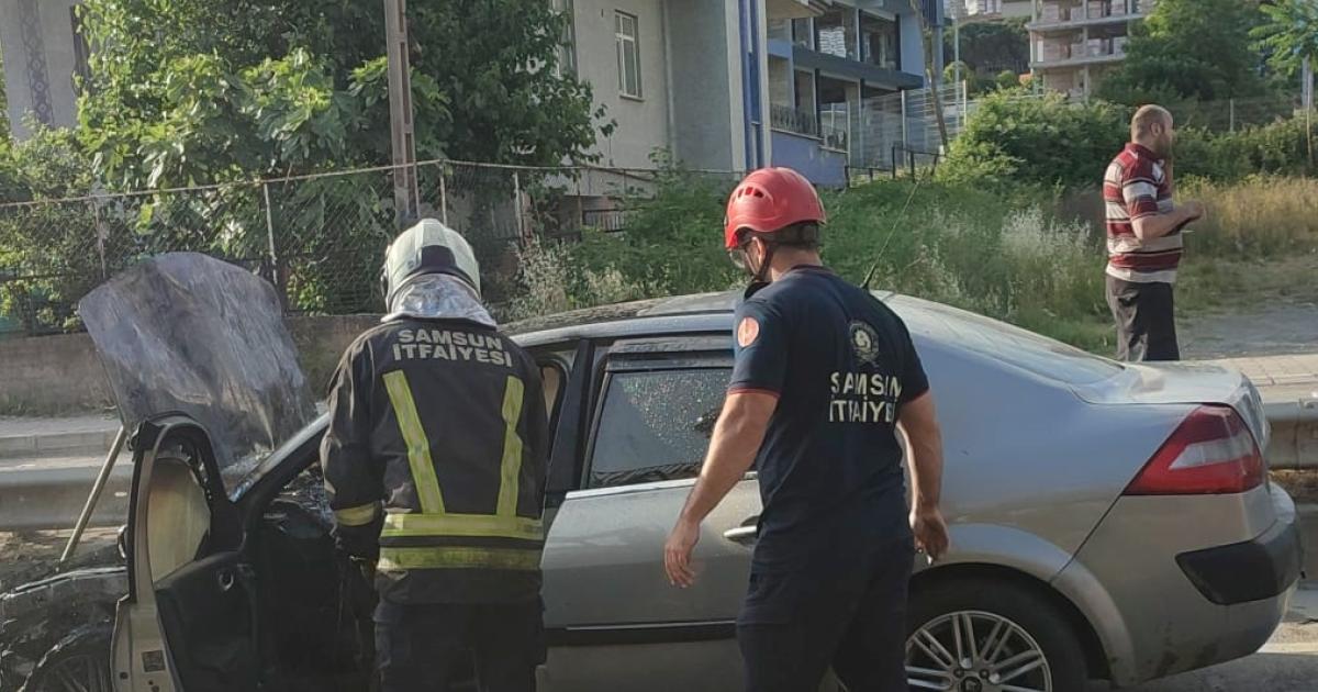 samsunda alev alan otomobil kullanilamaz hale geldi mbJ8ri1i.jpg