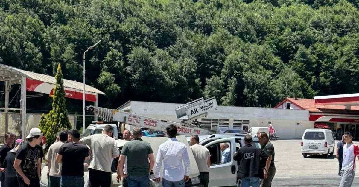 zonguldak ankara yolunda trafik kazasi 2 arac carpisti 2 kisi yaralandi ZDLKPd7B.jpg