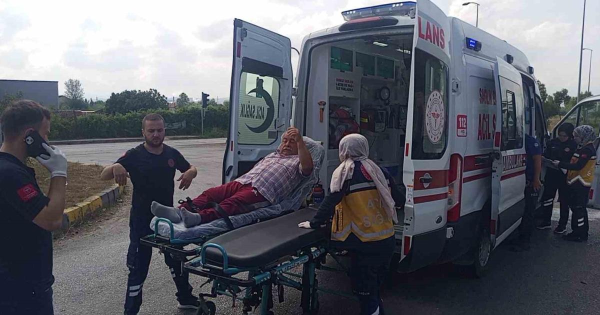 zonguldak caycumada ambulans ve otomobil carpisti AVdJsvGu.jpg