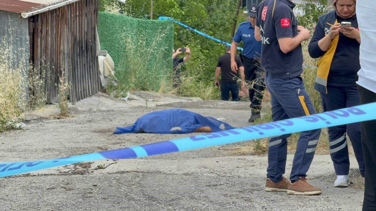 54 Yaşındaki Adam Sokakta Dengesini Kaybedip Hayatını Yitirdi