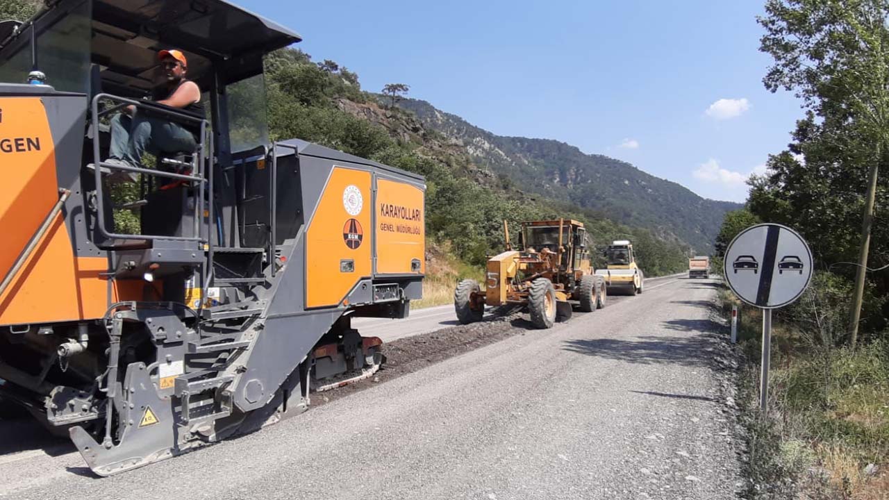 Bolu'da 40 Derece Sıcakta Karayolları Çalışmalarına Devam Ediyor