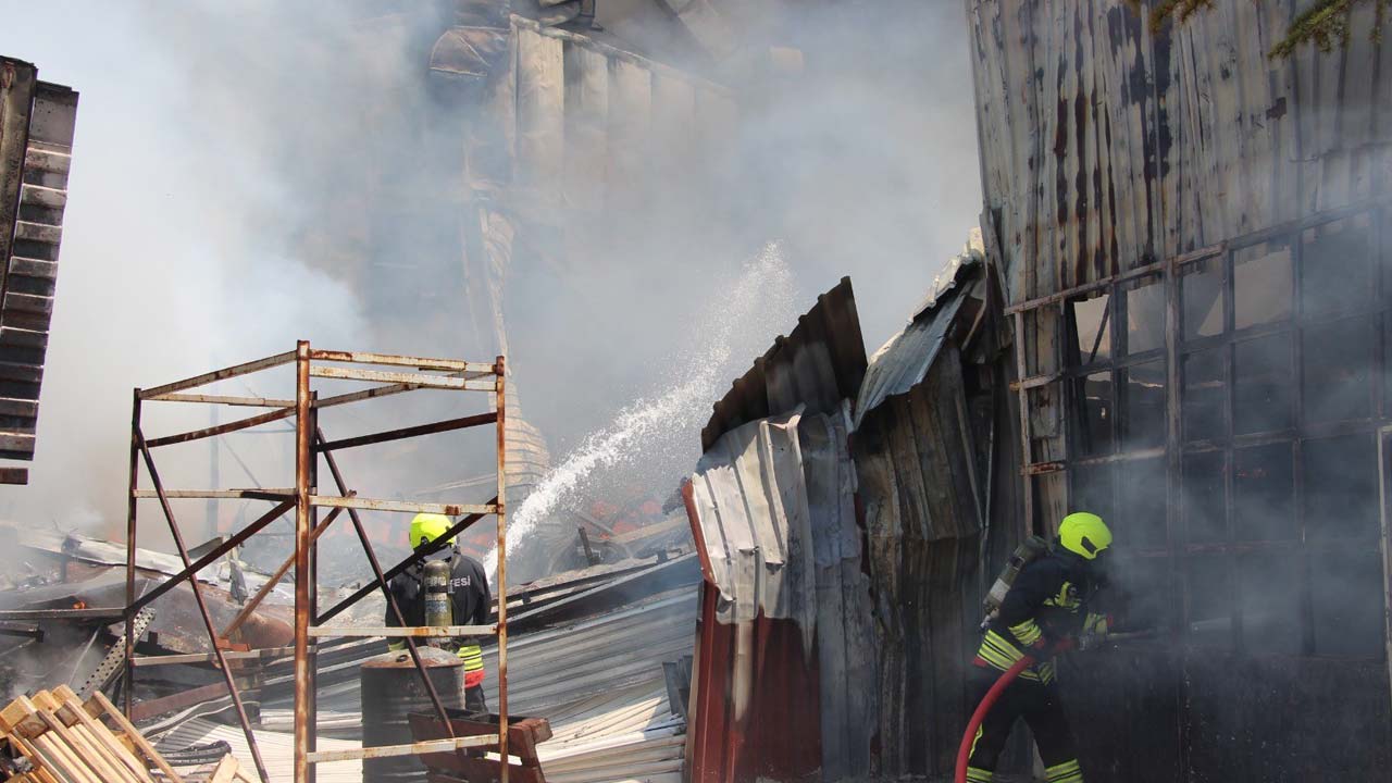 Bolu’da Fabrika Kül Oldu