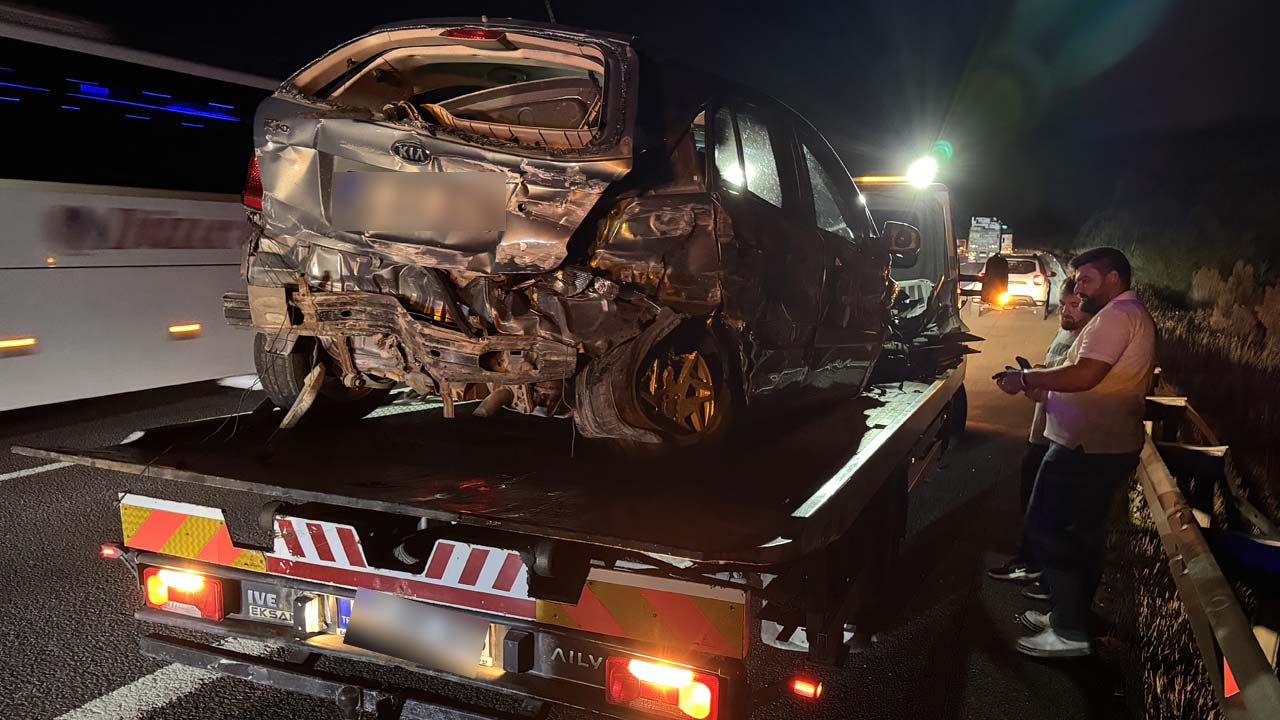 Bolu’da Feci Kaza Otomobil Kamyona Çarptı, Yaralılar Var