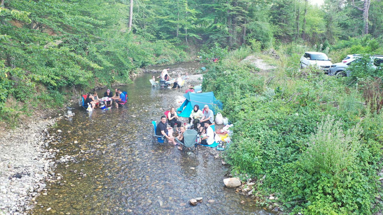 Bolu'da Sıcak Hava Bunaltınca Vatandaşlar Abant Deresi’ne Akın Etti