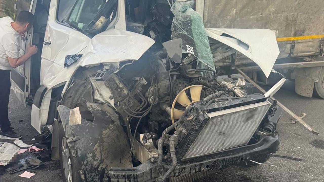 Feci Kaza! Servis Minibüsü Kamyona Çarptı 1 Ölü, 5 Yaralı