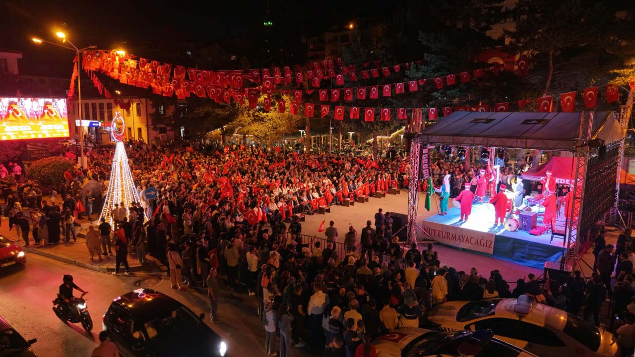 Geredeliler 15 Temmuz Gecesi Meydanı Doldurdu