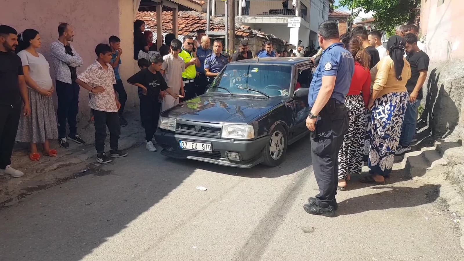 Polisten Kaçtı, 4 Araca Çarptı Mahalle Savaş Alanına Döndü (2)