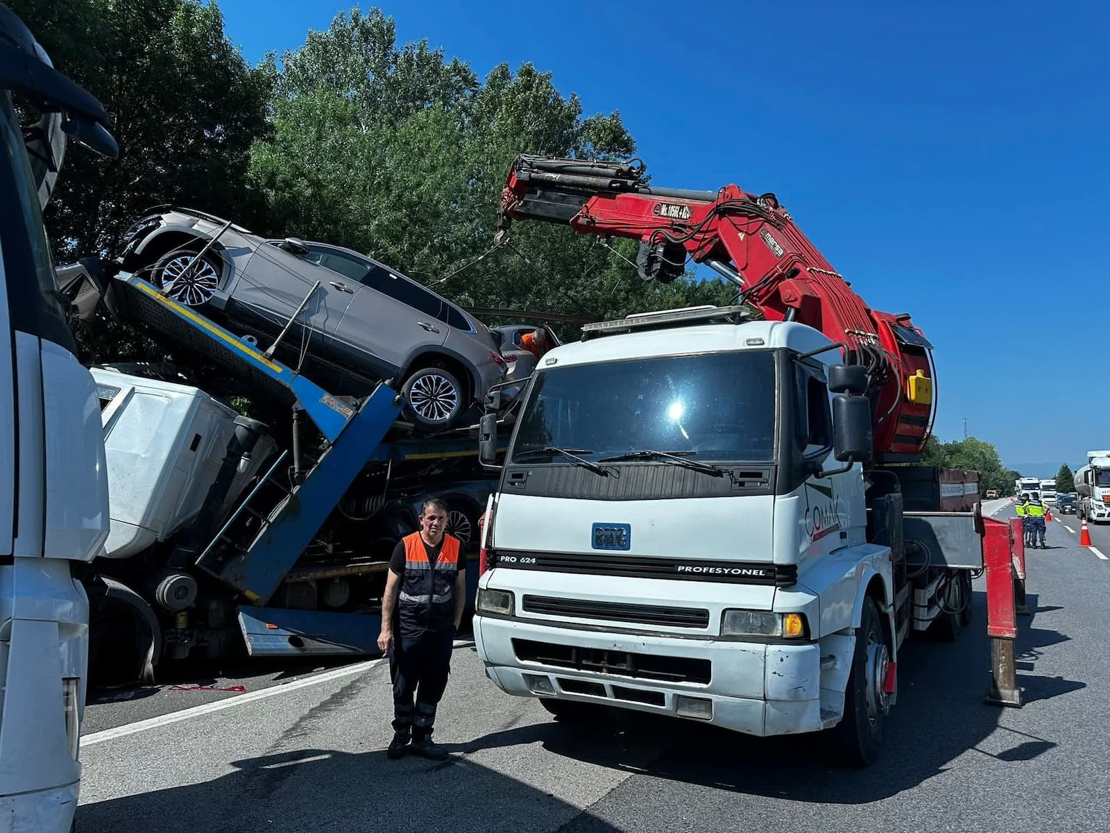 Sıfır Kilometre Togg’ları Taşıyan Tır Kaza Yaptı Araçlarda Hasar Oluştu
