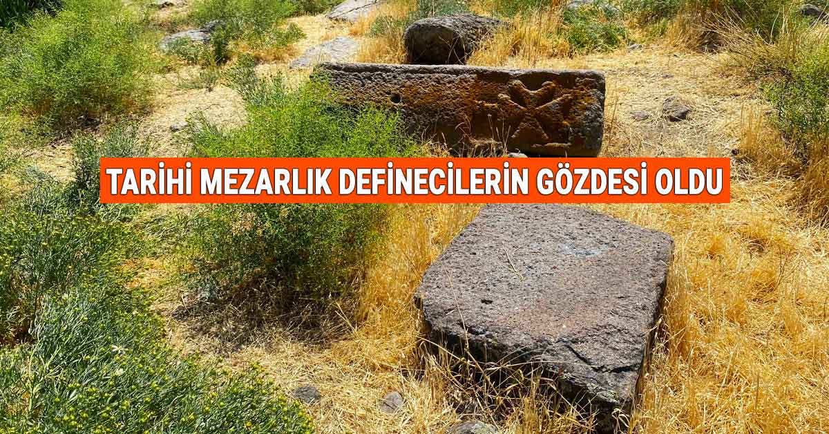 Tarihi Mezarlık Definecilerin Gözdesi Oldu, Geceleri Gelip Burayı Kazıyorlar