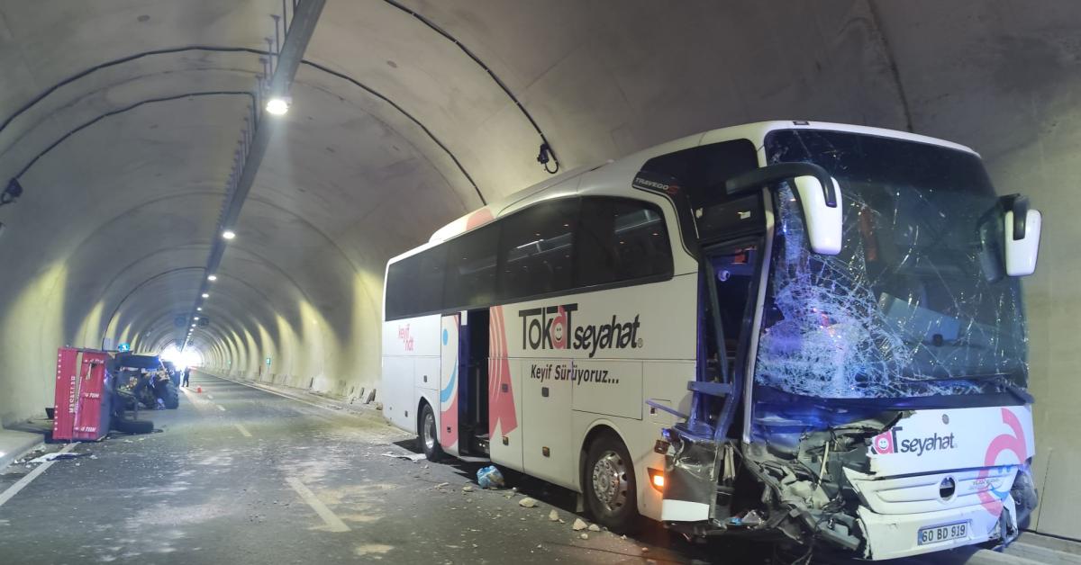 amasyada yolcu otobusu ile traktor carpisti tDY1OezY.jpg