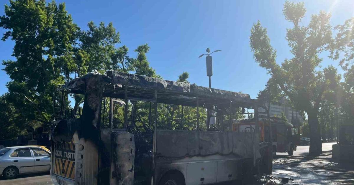 ankara cankayada minibus alev aldi yol kapandi zGZOjZRn.jpg