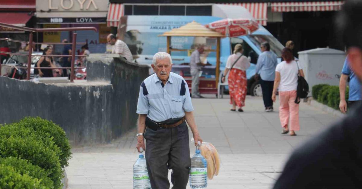 ankara yaniyor sicaklik 35 dereceyi asti esnaf zorlaniyor DFavlB7i.jpg
