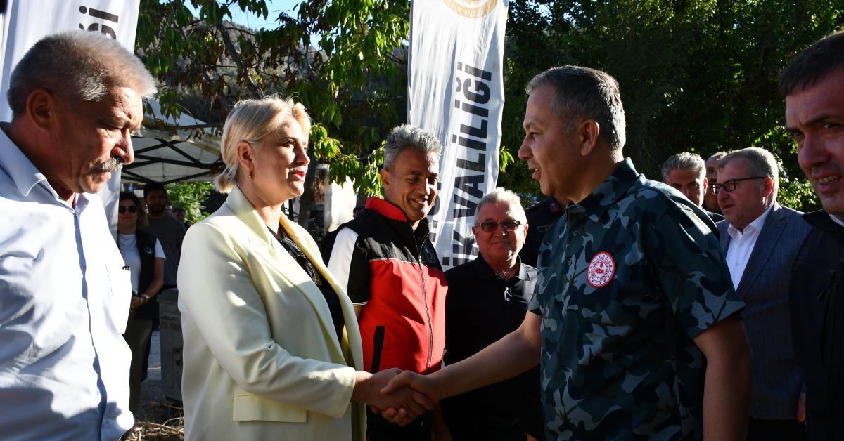 bakan yerlikaya yangin yerinde LgqRaRp6.jpg