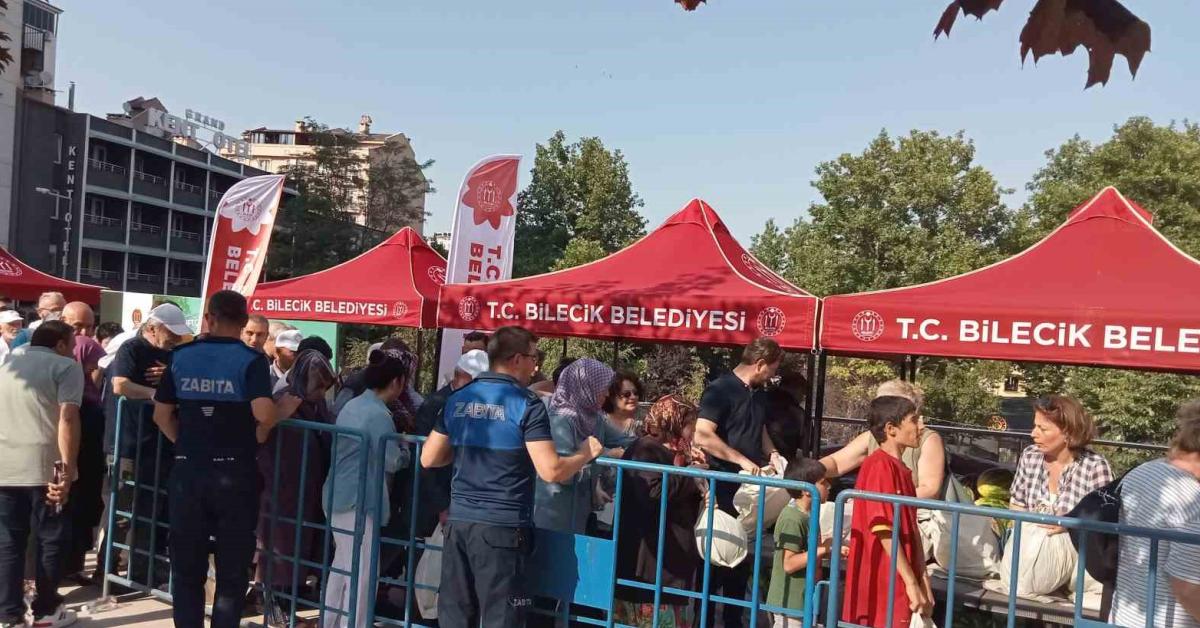 bilecikte 50 ton ucretsiz karpuz dagitildi TO6tI5EM.jpg