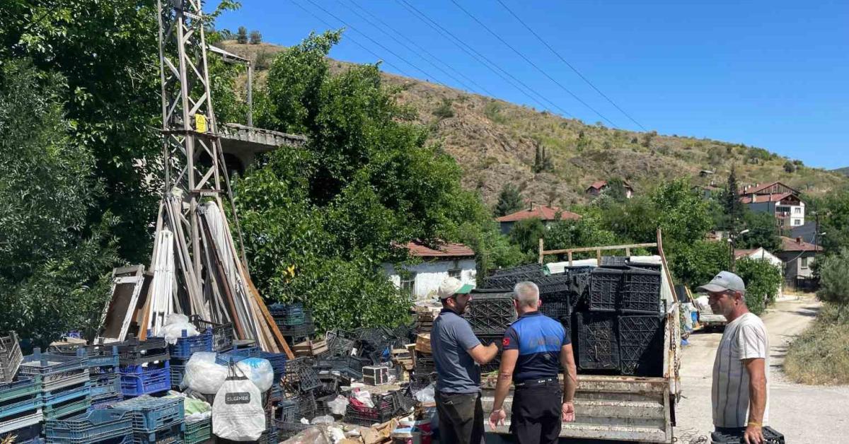 bilecikte cevreyi kirleten hurda saticisina sucustu WY249eH5.jpg