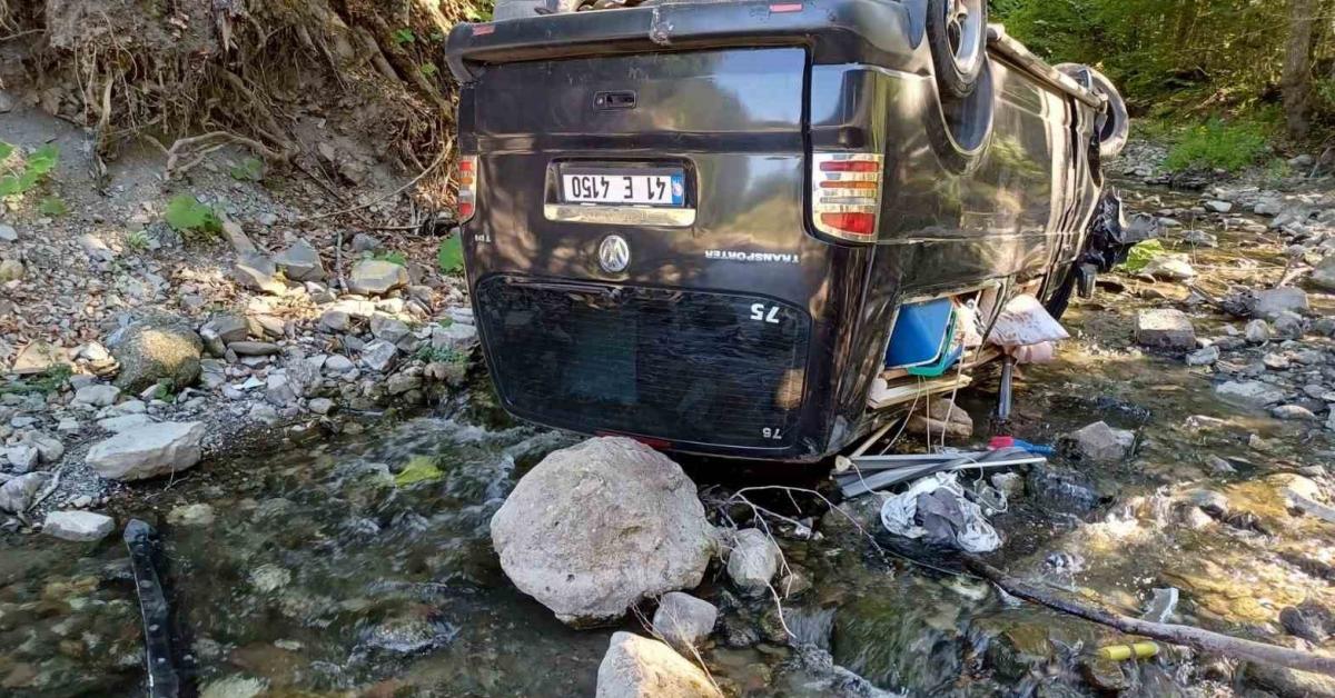 bolu abant karayolunda panelvan arac dereye uctu 3OwbeVEg.jpg