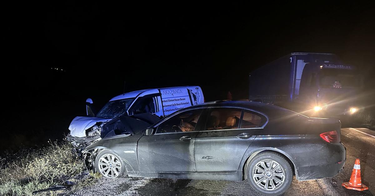 corumda uc aracli trafik kazasi 3 yarali K5U6ITNH.jpg