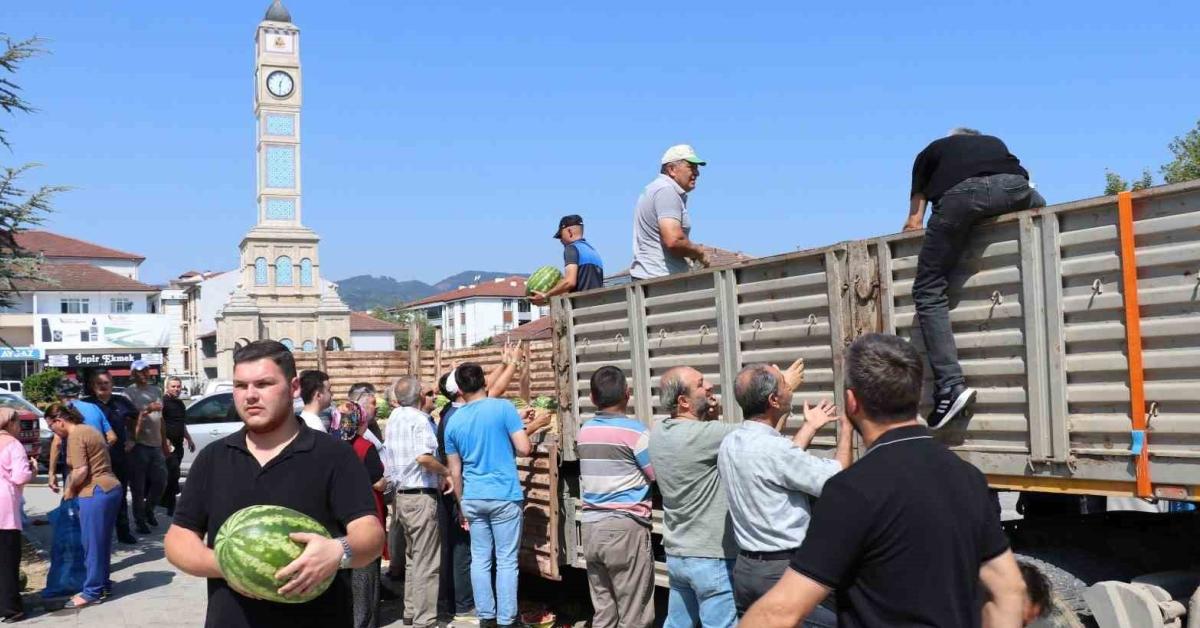 duzce cumayerinde ucretsiz 1 tir karpuz dagitildi 8XIiDi6a.jpg