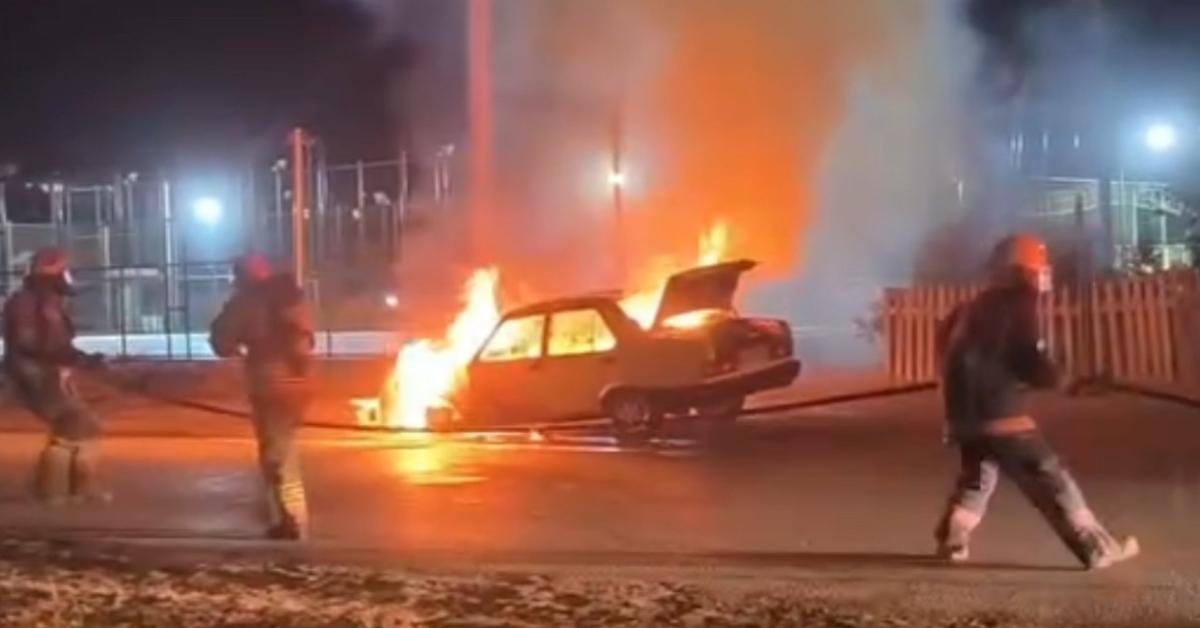 duzcede seyir halindeki otomobil alev aldi cayir cayir yandi 76M1aLi6.jpg