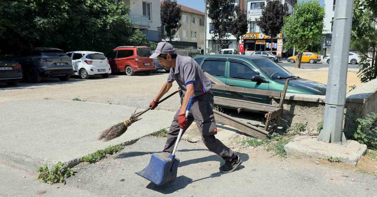 duzcede temizlik gorevlisi sokak kopegi ile oynadi eWkEyAKj.jpg
