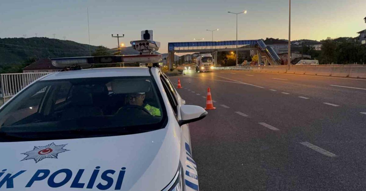 duzcede trafik denetimleri suruyor yuzlerce surucu cezayi yedi fzQGxwh1.jpg